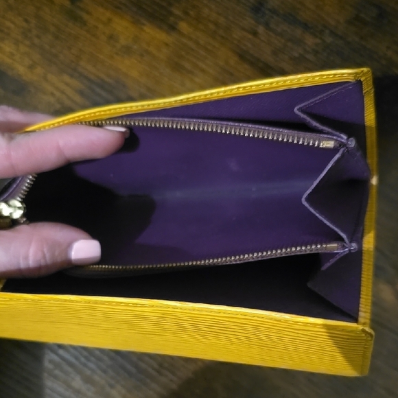 Louis Vuitton Epi Sarah Wallet - Picture 12 of 14